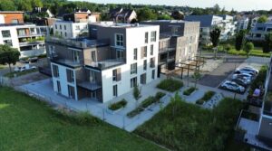 photo du bâtiment terminé avec ses nombreuses terrasse une surface de verdure importante