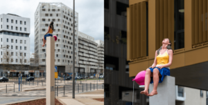 Une sculpture représentant une femme vêtue d'un haut jaune et d'un pantalon bleu repose sur un haut piédestal, avec un ballon rose déposé à côté d'elle.